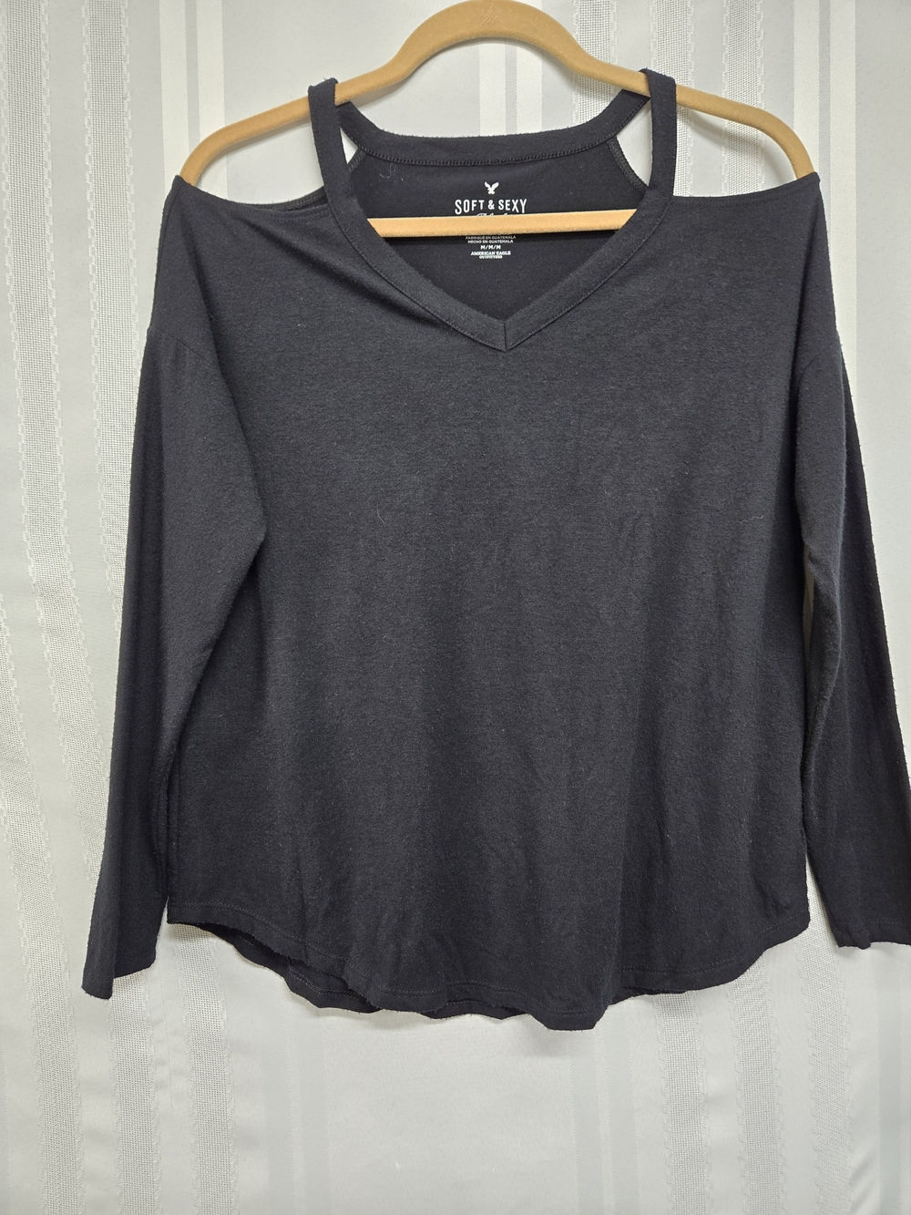 AMERICAN EAGLE OUTFITTERS Women’s Black Cold-Shoulder V-Neck Top SIZE MD